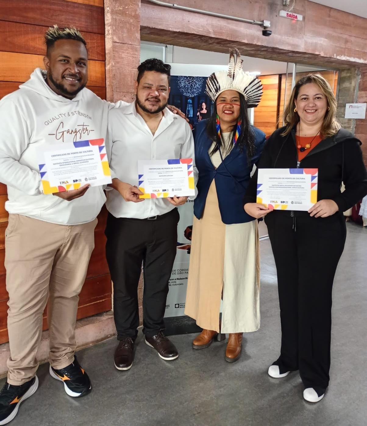 Registro da certificação como Ponto de Cultura com Iva Batista e representantes do Instituto